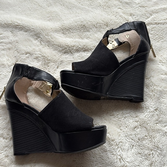 GUESS Black Peep Toe Wedge Heels –Chic Comfort with a Bold Edge Size 5.5 - Picture 6 of 12